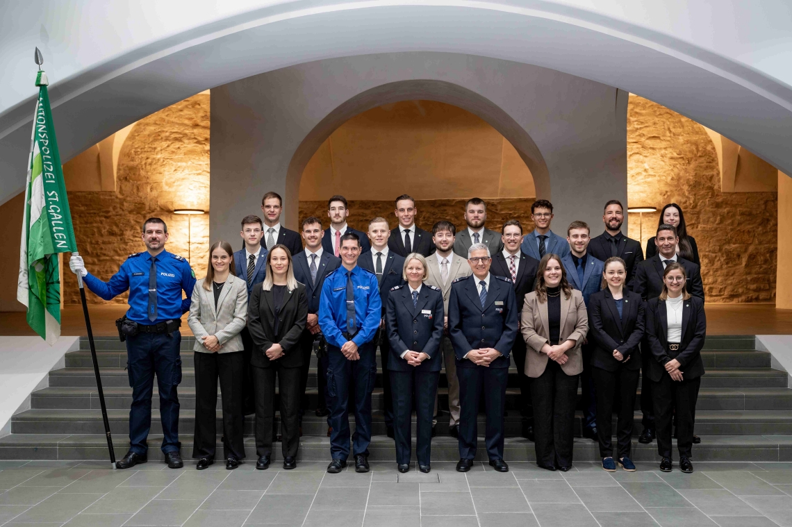 Gruppenbild Waffen&uuml;bergabe
